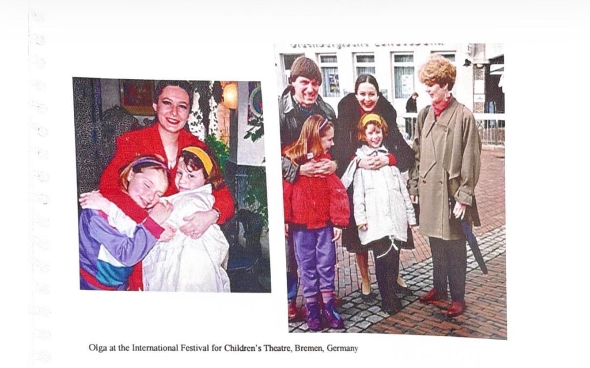 Olga Thomas with TheatreTrain founder Kevin Dowsett and young performers in Bremen