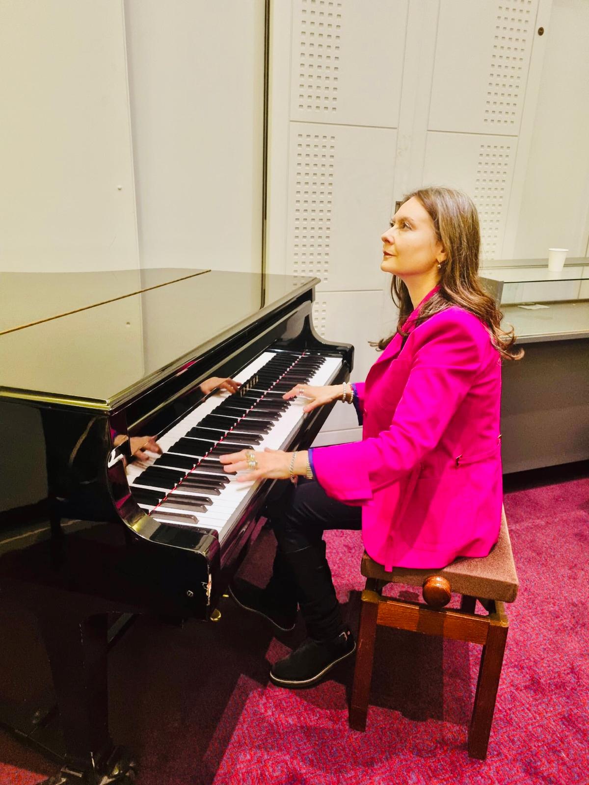 Olga Thomas at the piano